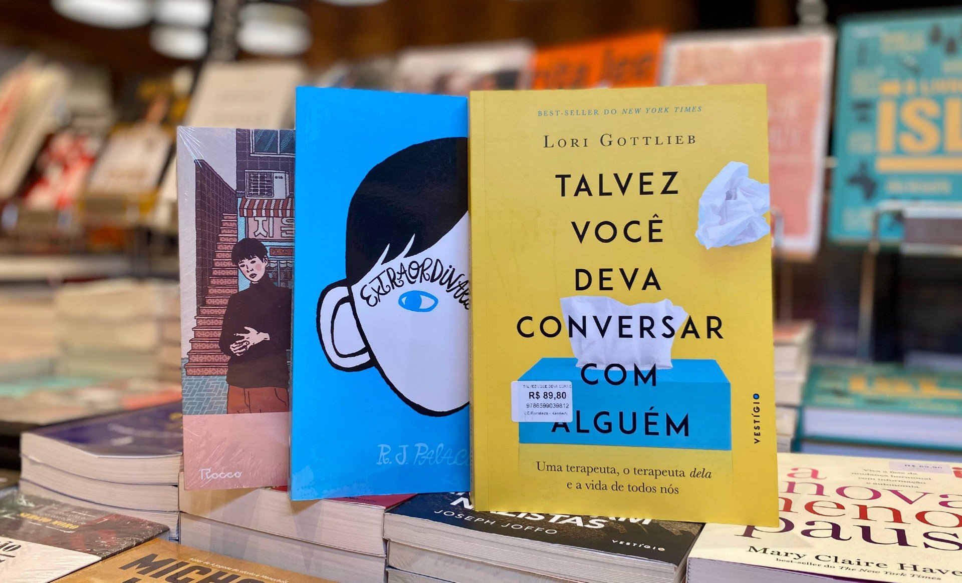Imagem da capa dos livros Talvez Você Deva Conversar Com Alguém, Extraordinário e Amêndoas