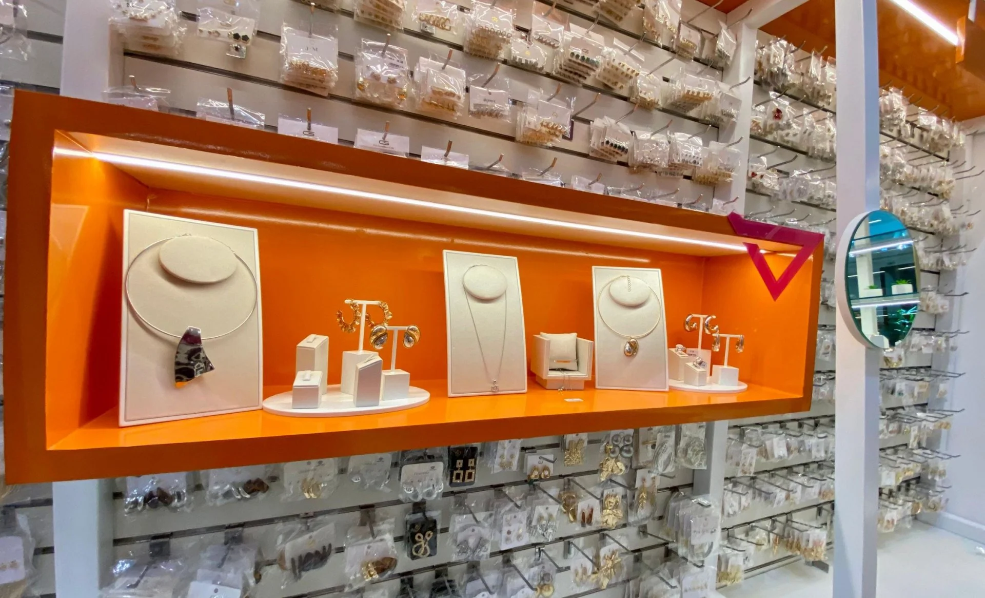 Prateleira com diversos brincos expostos