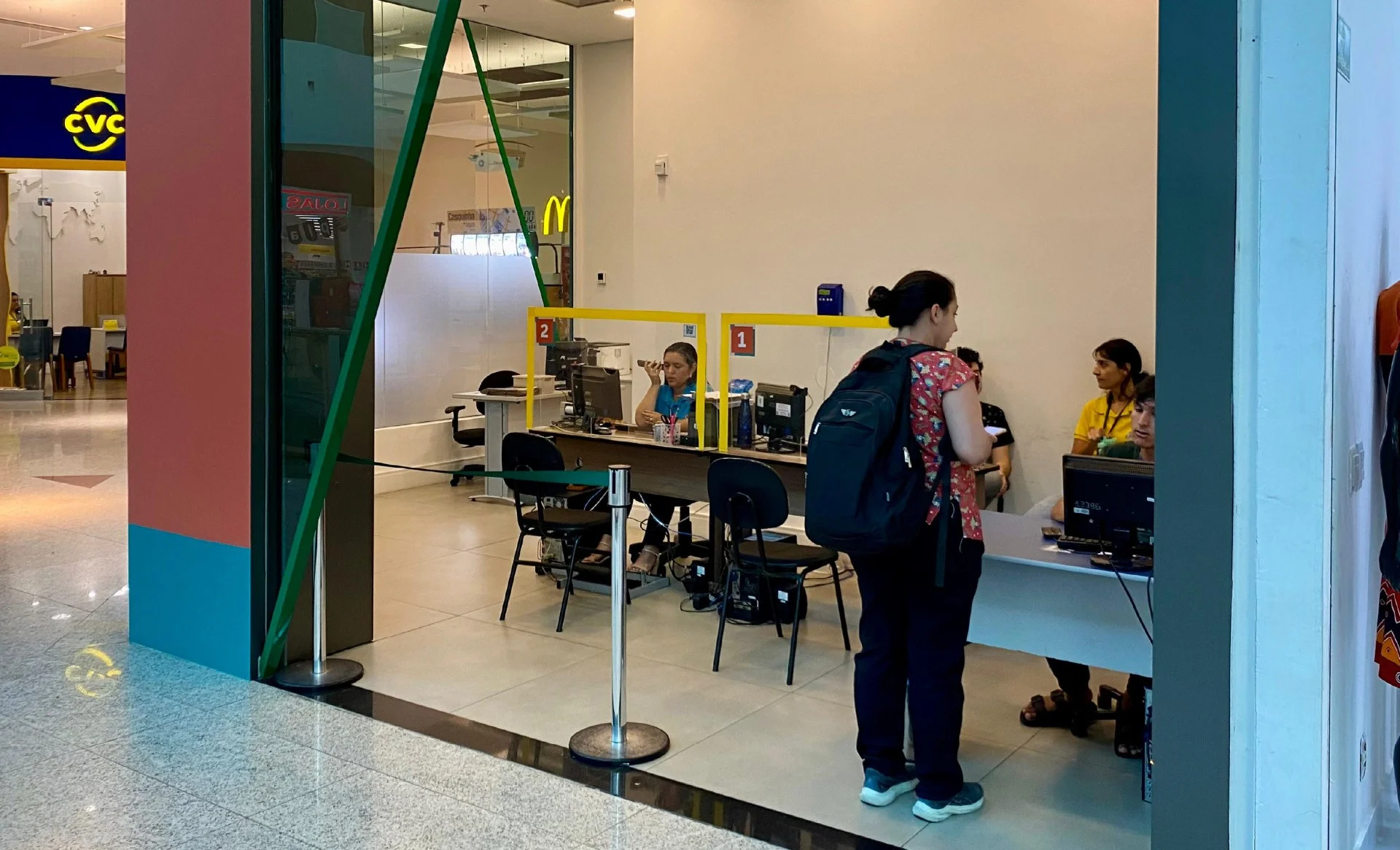 Mulher no balcão de informações da ETUFOR