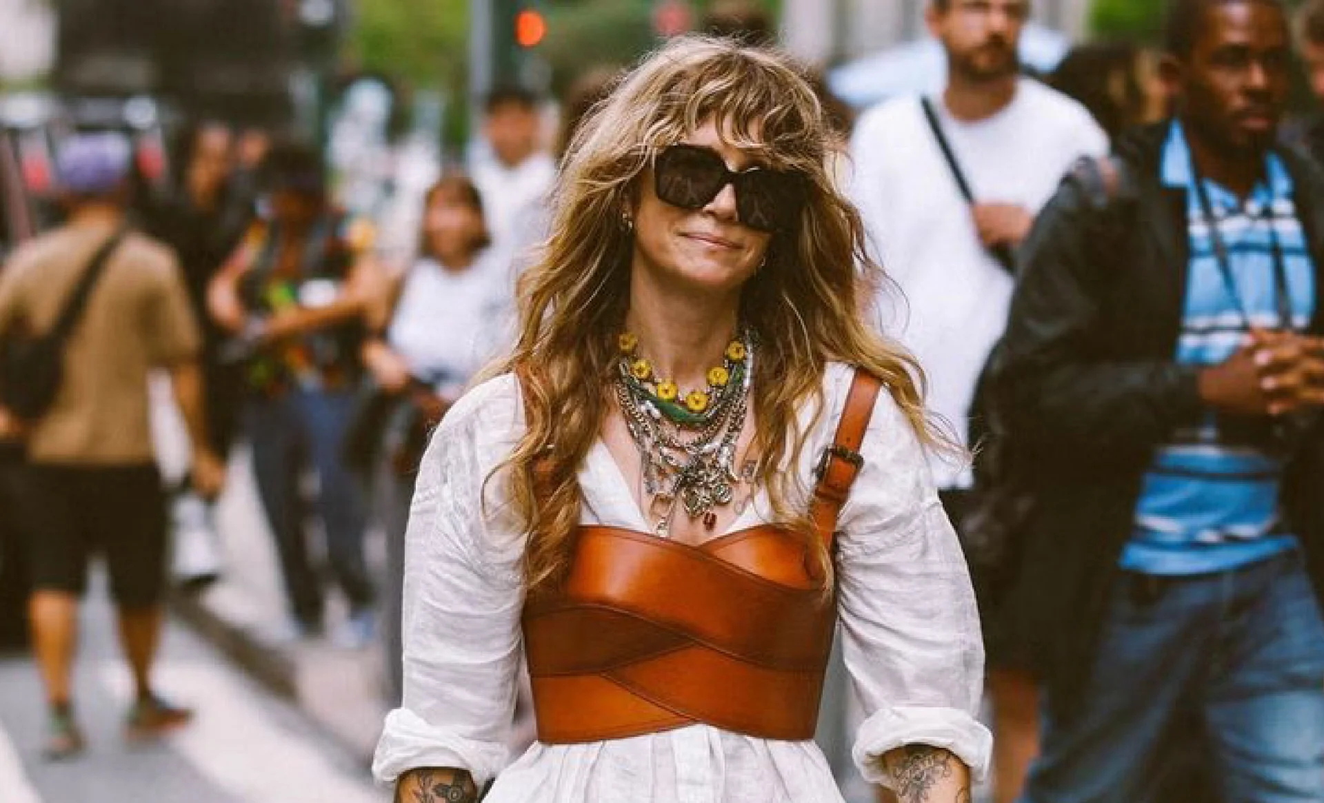 Mulher loira usando óculos escuros caminhando na rua