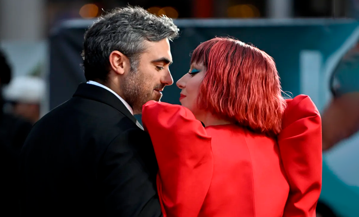 #BuzzKennedy - Você piscou e a Mother Monster apareceu com um bebê