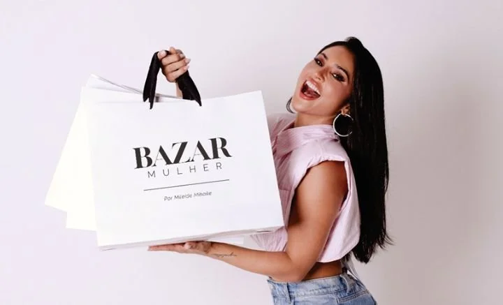 Influencer Mileide Mihaile segurando sacola de compras