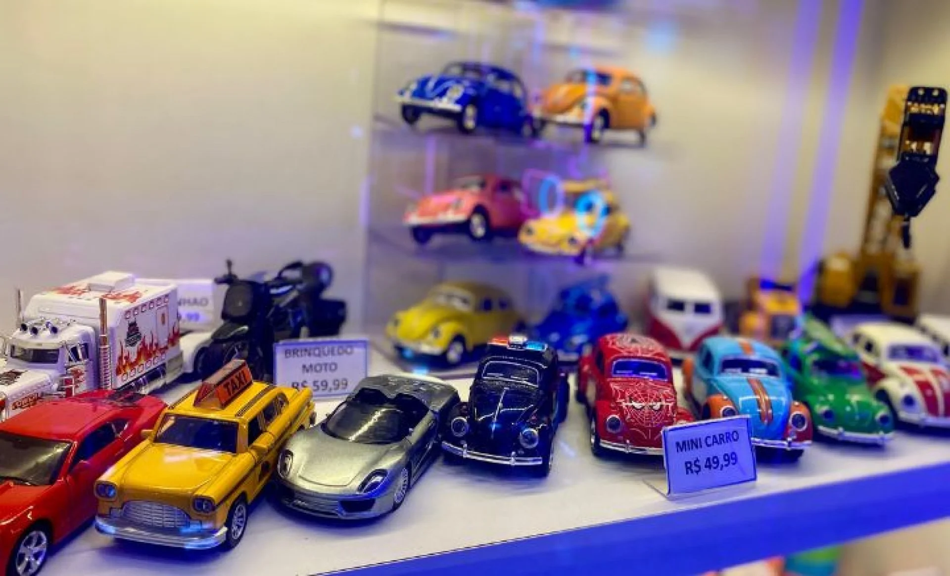 Carrinhos dispostos na vitrine do novo quiosque